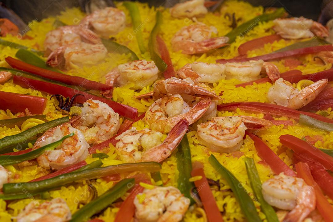 Paelha de frutos do mar tradicional na frigideira em uma mesa de madeira velha Imagem JPG