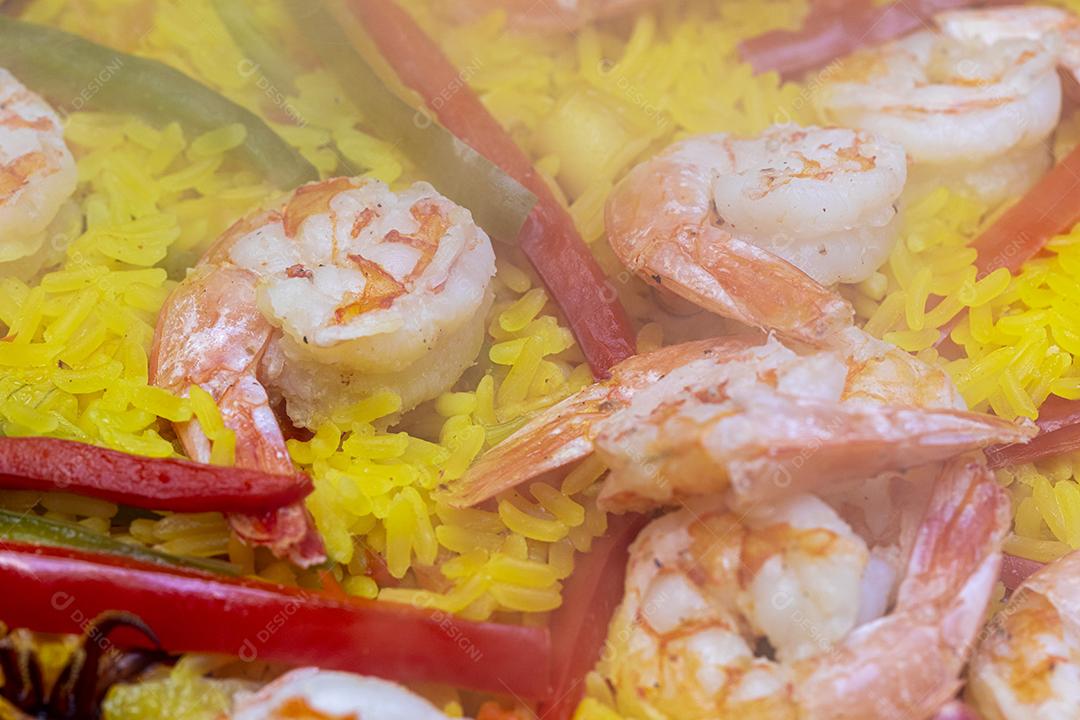 Paelha de frutos do mar tradicional na frigideira em uma mesa de madeira velha Imagem JPG