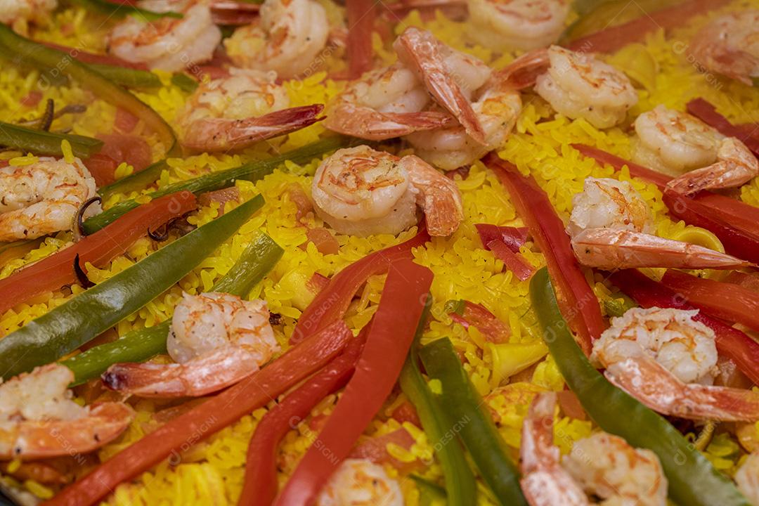 Paelha de frutos do mar tradicional na frigideira em uma mesa de madeira velha Imagem JPG