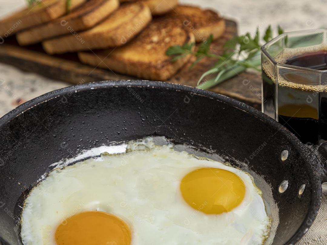 Ovos fritos na panela de ferro e café no café da manhã Imagem JPG