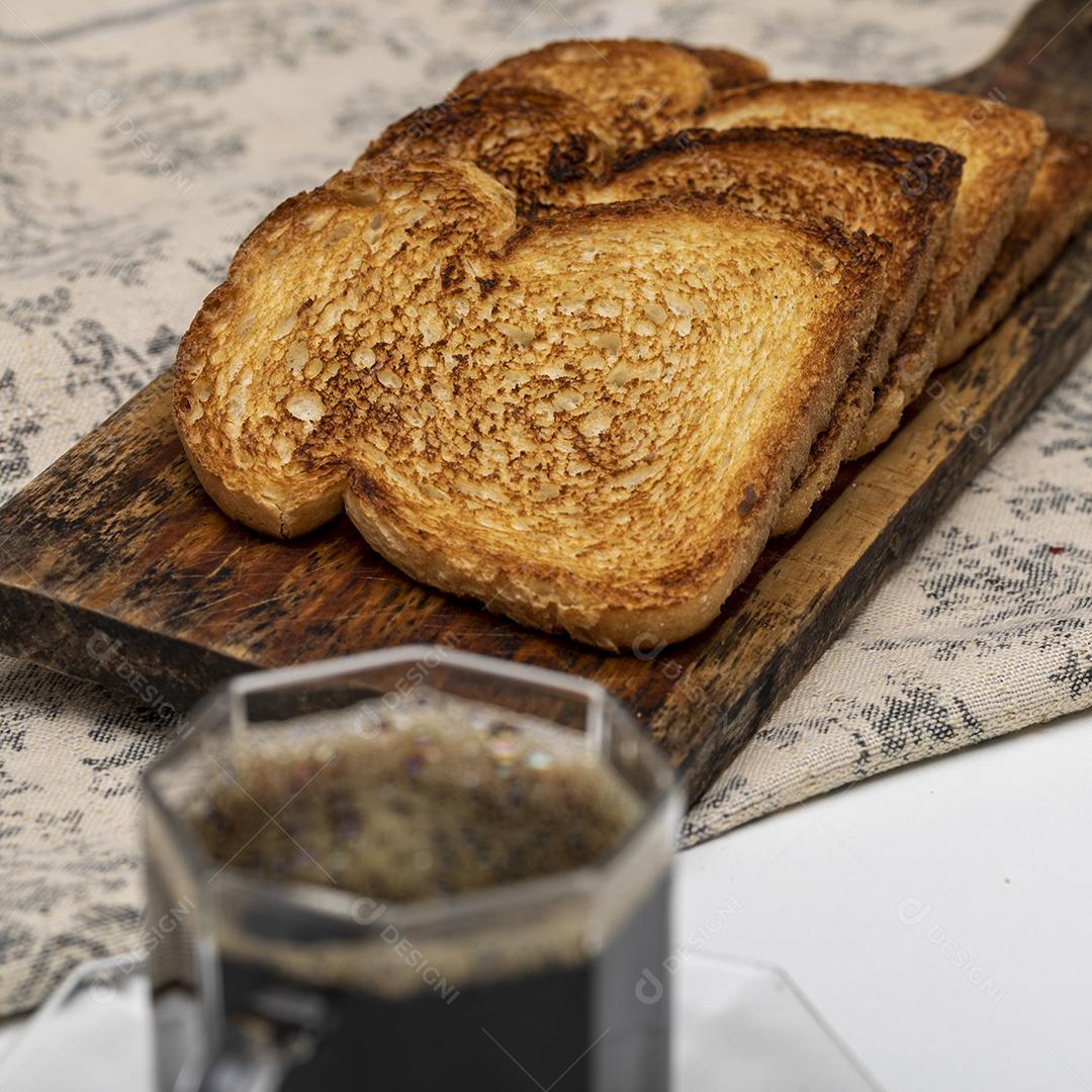 Torradas e xícara de café no café da manhã Imagem JPG