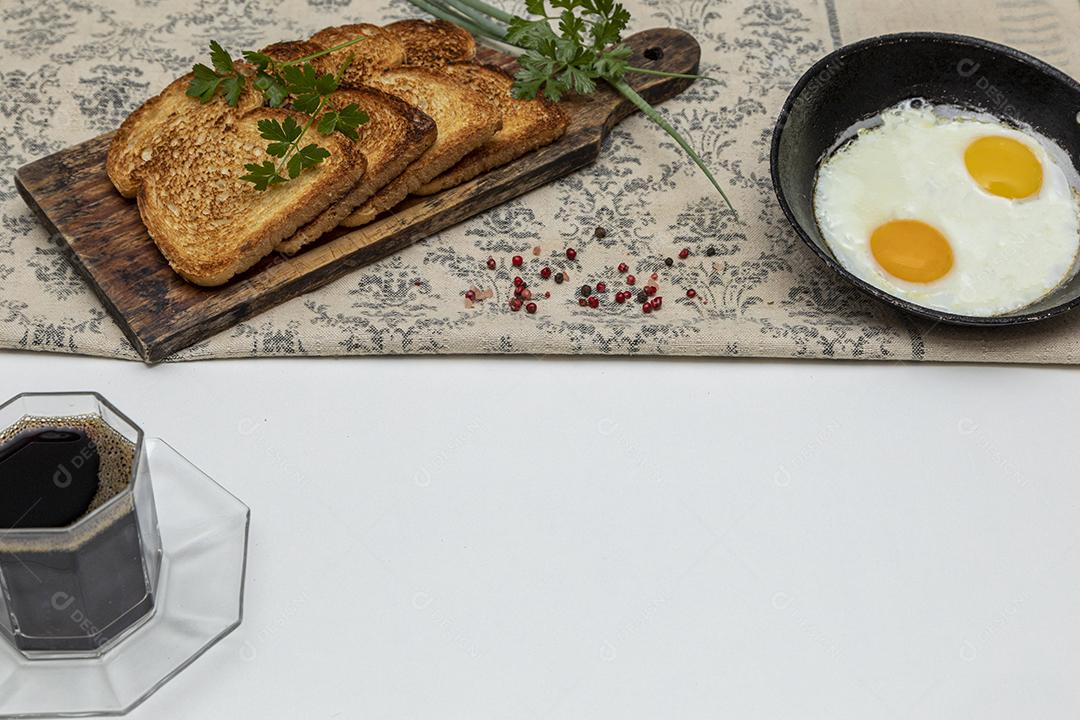 Ovos fritos com salsa em uma panela de ferro rústica, torradas Imagem JPG