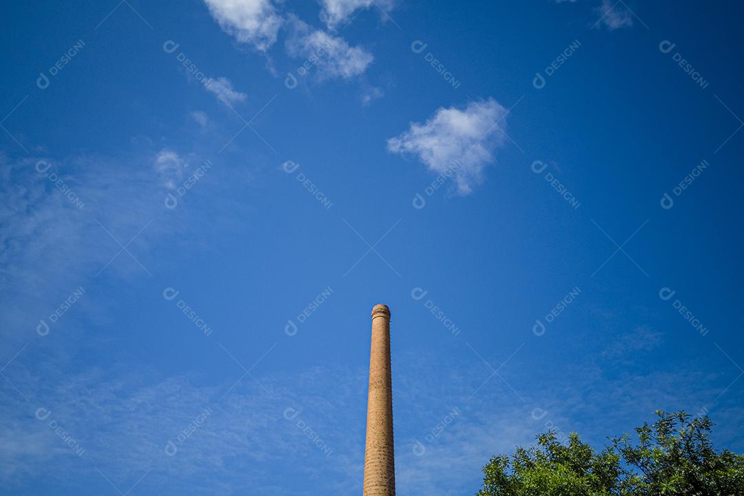 Chaminé fogo ceu azul Imagem JPG