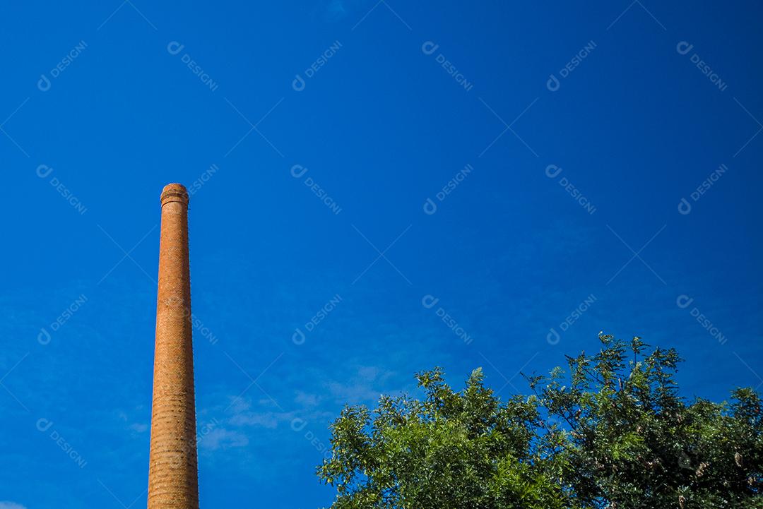 Chaminé fogo ceu azul Imagem JPG