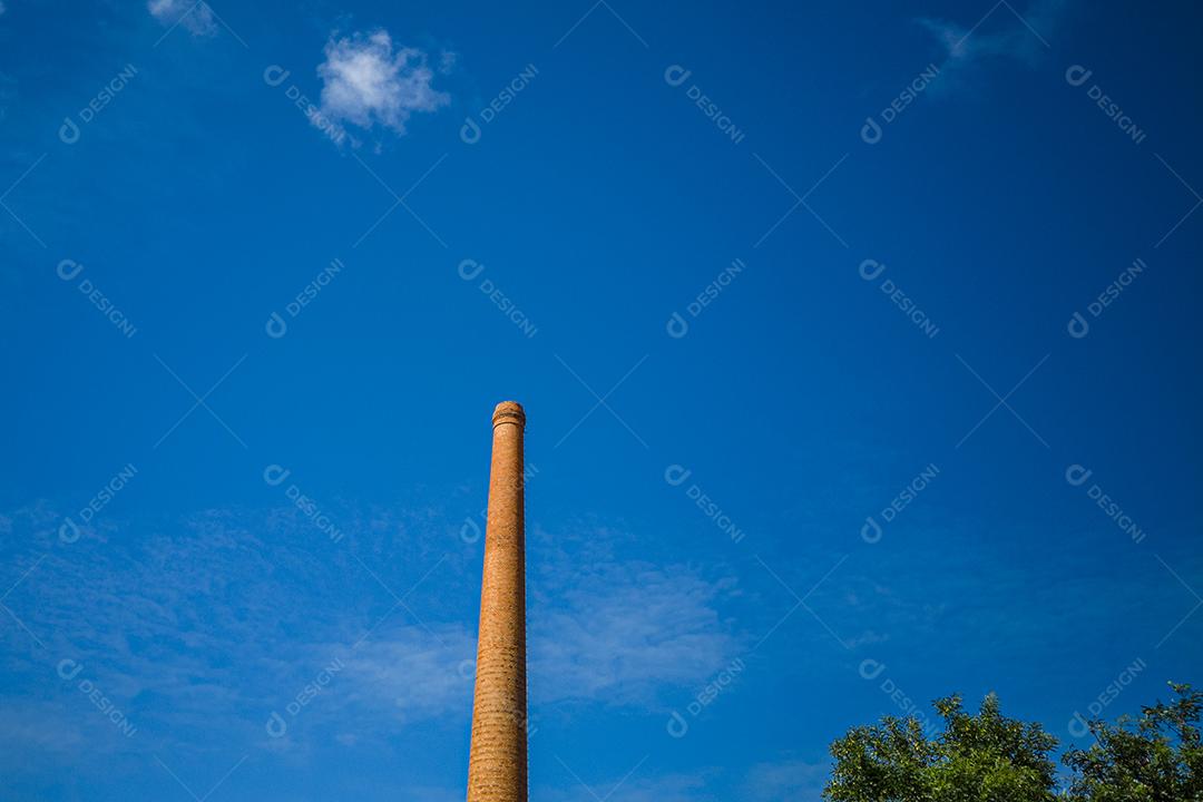 Chaminé fogo ceu azul Imagem JPG