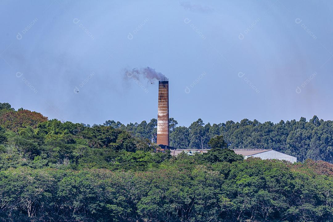 Chaminé fogo ceu azul Imagem JPG