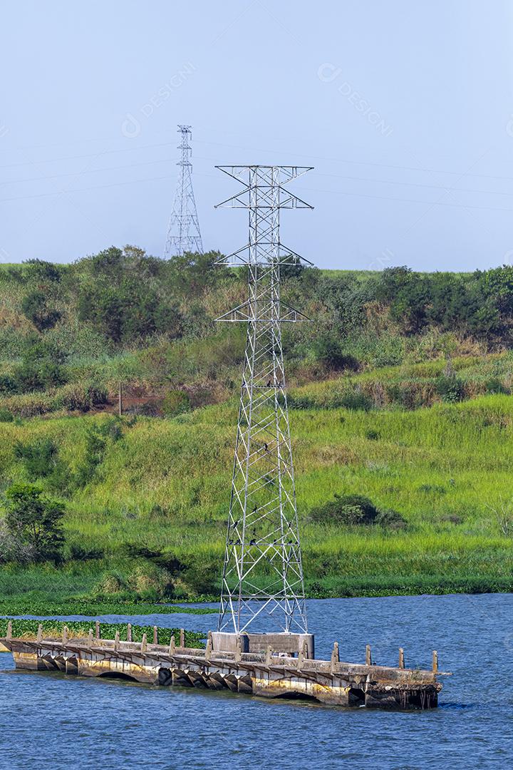 Torres de transmissao no meio do lago Imagem JPG