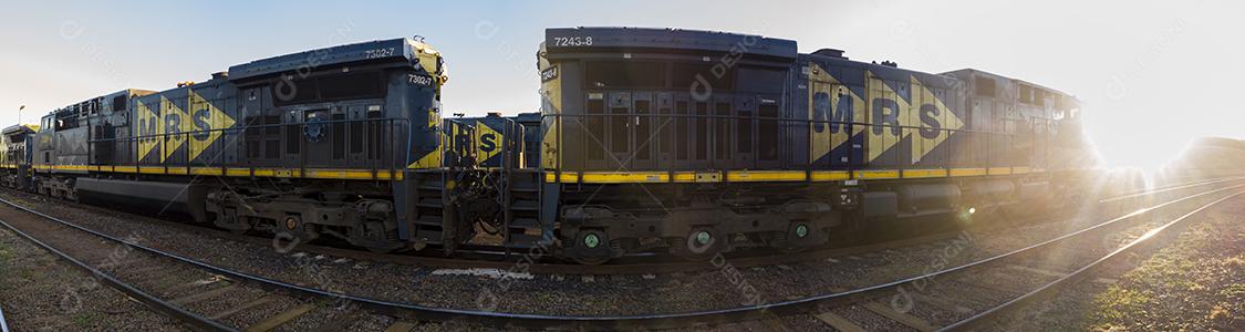 Trem caminhando na linha por do sol Imagem JPG