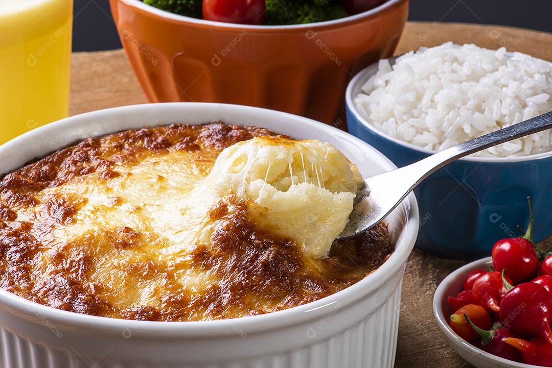 O Escondidinho. Comida típica brasileira. Feito de batatas JPG