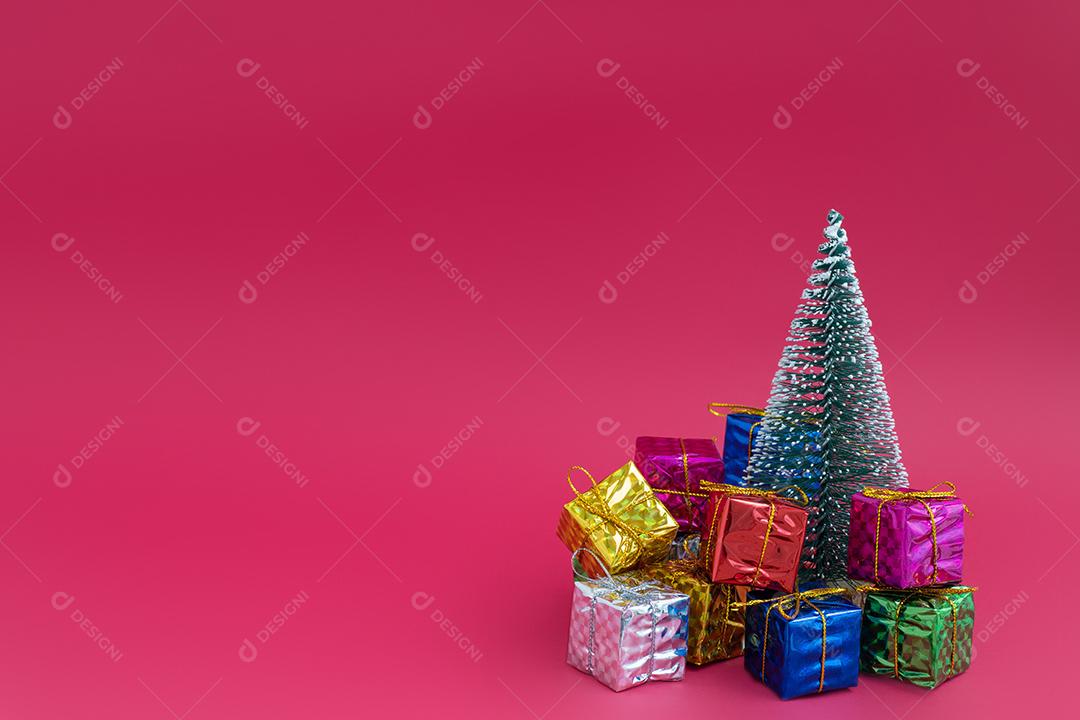 Caixas de presente enfeites sobre um fundo vermelho