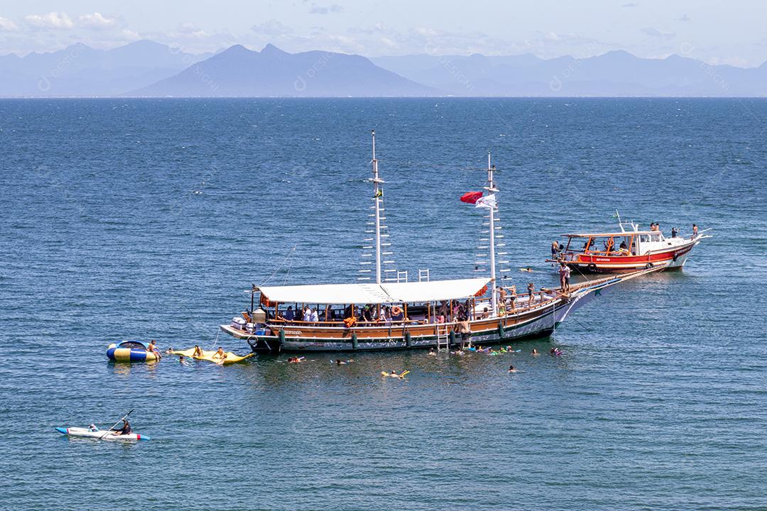 Praia paisagem barco no meio de um lago