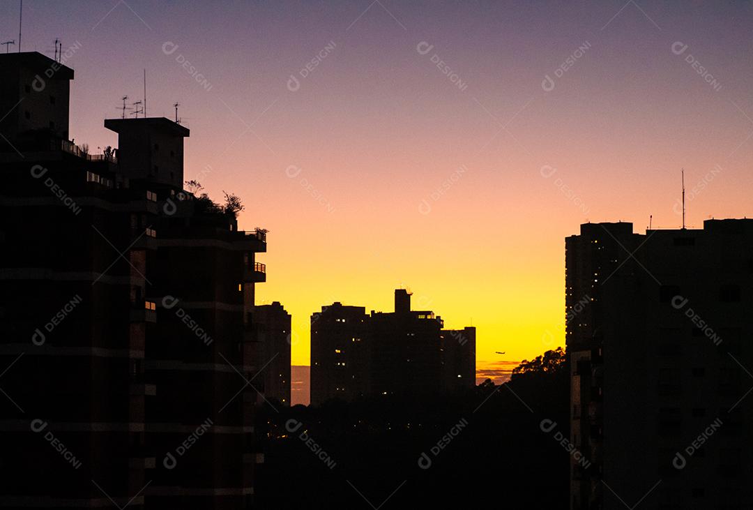 Silhueta de Edifícios ao Pôr do Sol