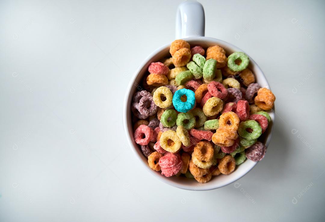 Tiro largo de tigela de cereal do café da manhã