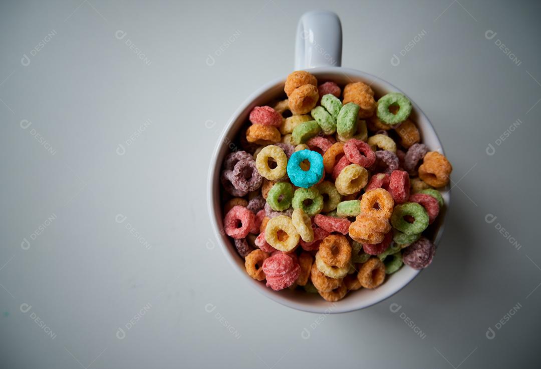 Tiro largo de tigela de cereal do café da manhã