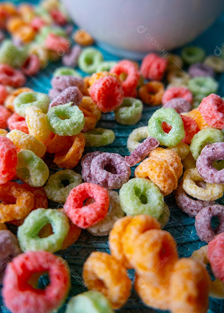 Perto do cacho de cereais coloridos