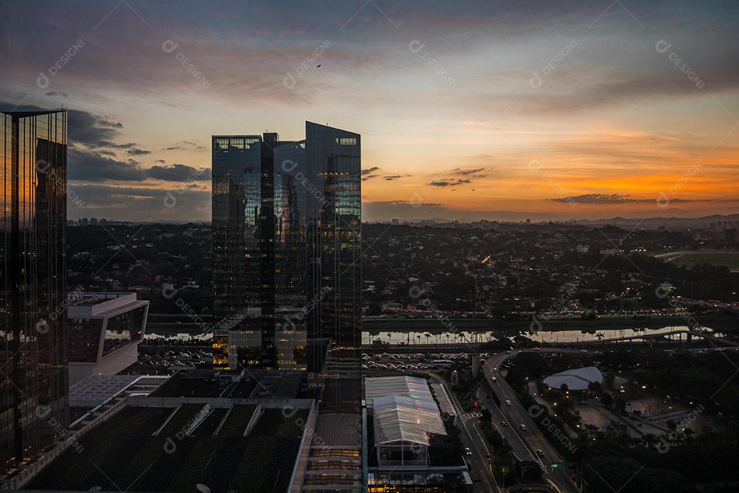 Rio Pinheiros cercado por árvores e escritórios