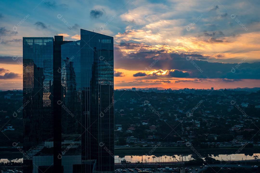 Rio Pinheiros cercado por árvores e escritórios