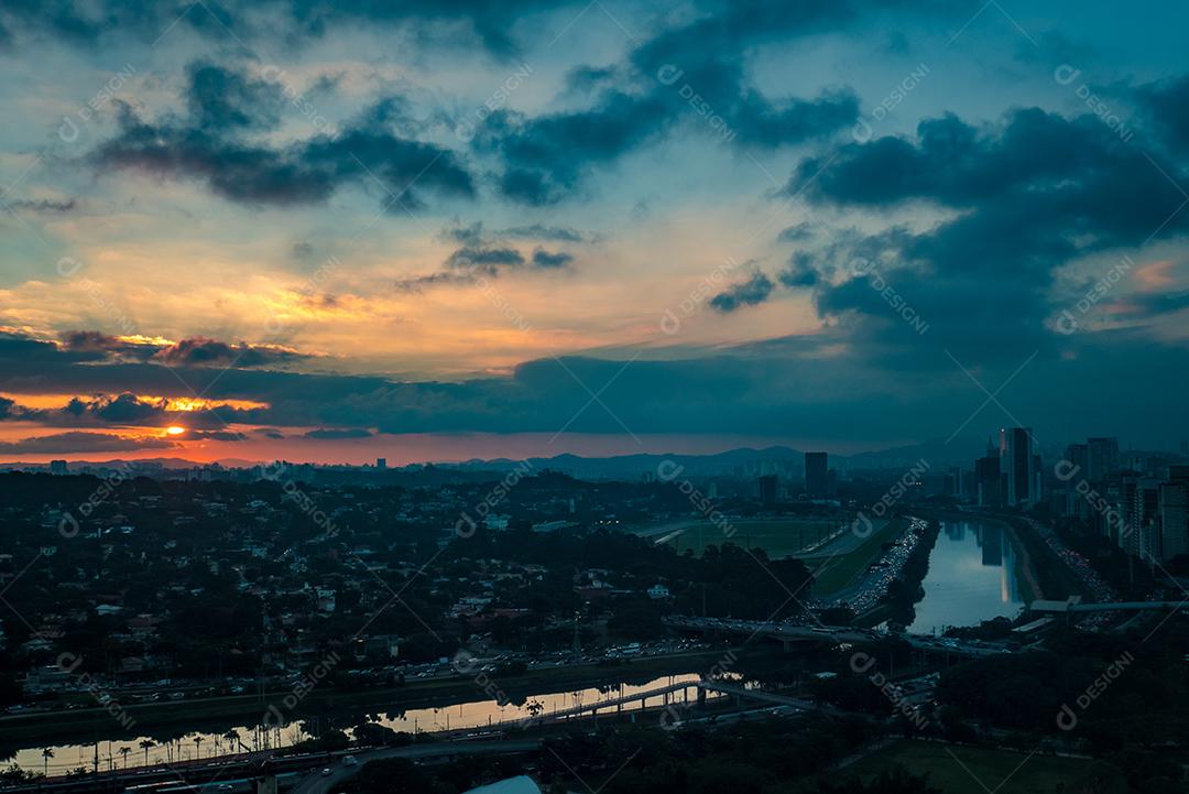 Rio Pinheiros cercado por árvores e escritórios