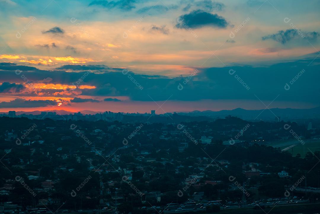 Rio Pinheiros cercado por árvores e escritórios
