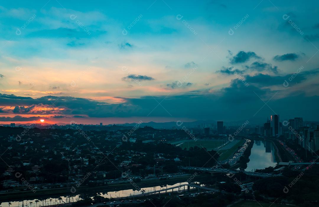 Rio Pinheiros cercado por árvores e escritórios