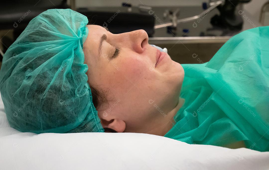 Mulher esperando para ter seu bebê na cama do Hospital