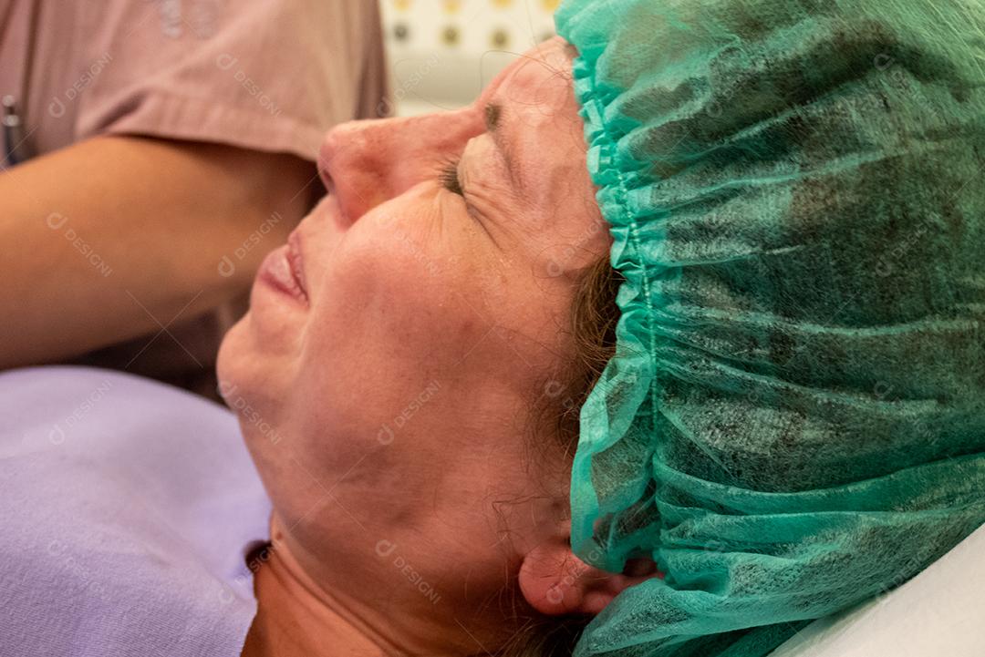 Mulher esperando para ter seu bebê na cama do Hospital