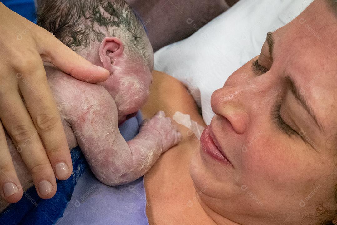 mãe filha logo após o nascimento no hospital