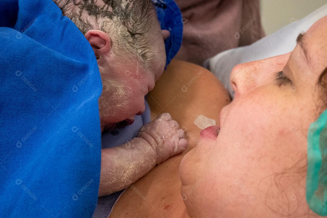 mãe filha logo após o nascimento no hospital