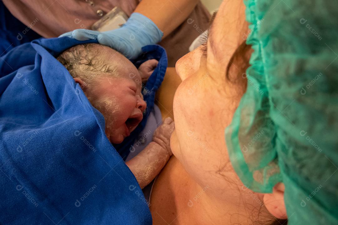 mãe filha logo após o nascimento no hospital