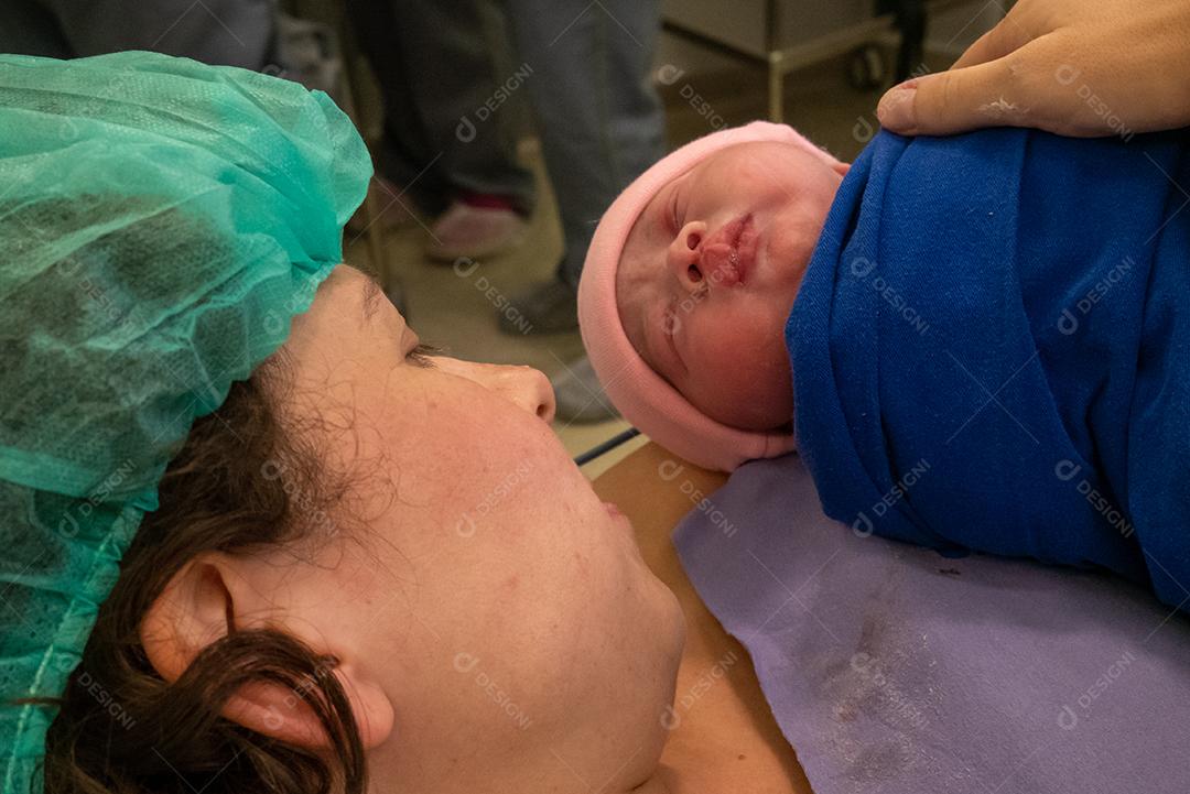 mãe filha logo após o nascimento no hospital