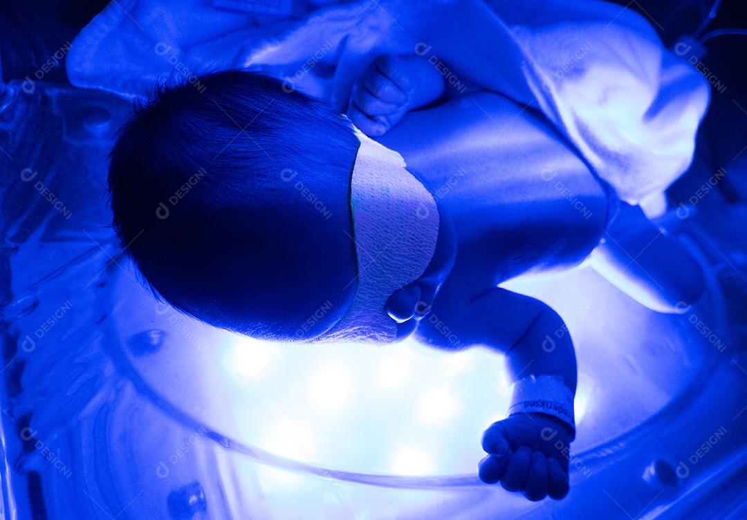 Pequena baía sob um tratamento de luz azul uv