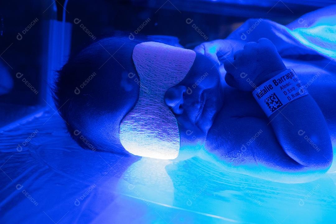 Pequena baía sob um tratamento de luz azul uv