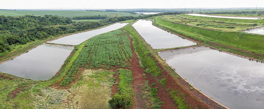 Vista aérea da estação de tratamento de esgoto. Reciclagem de água cinza Imagem JPG