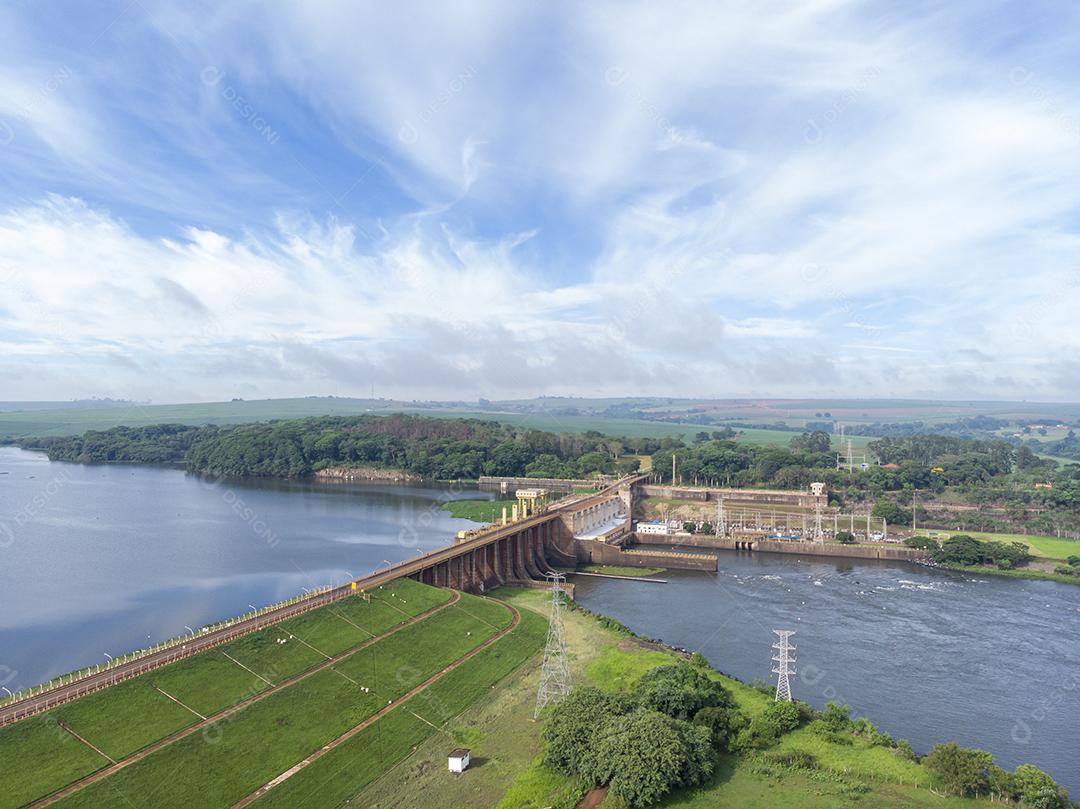 Vista aérea da barragem no reservatório com água corrente, usina hidrelétrica Imagem JPG