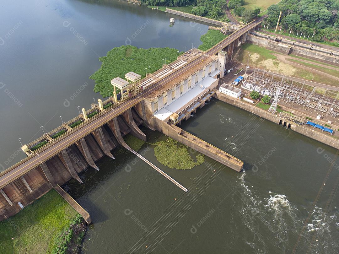 Vista aérea da barragem no reservatório com água corrente, usina hidrelétrica Imagem JPG