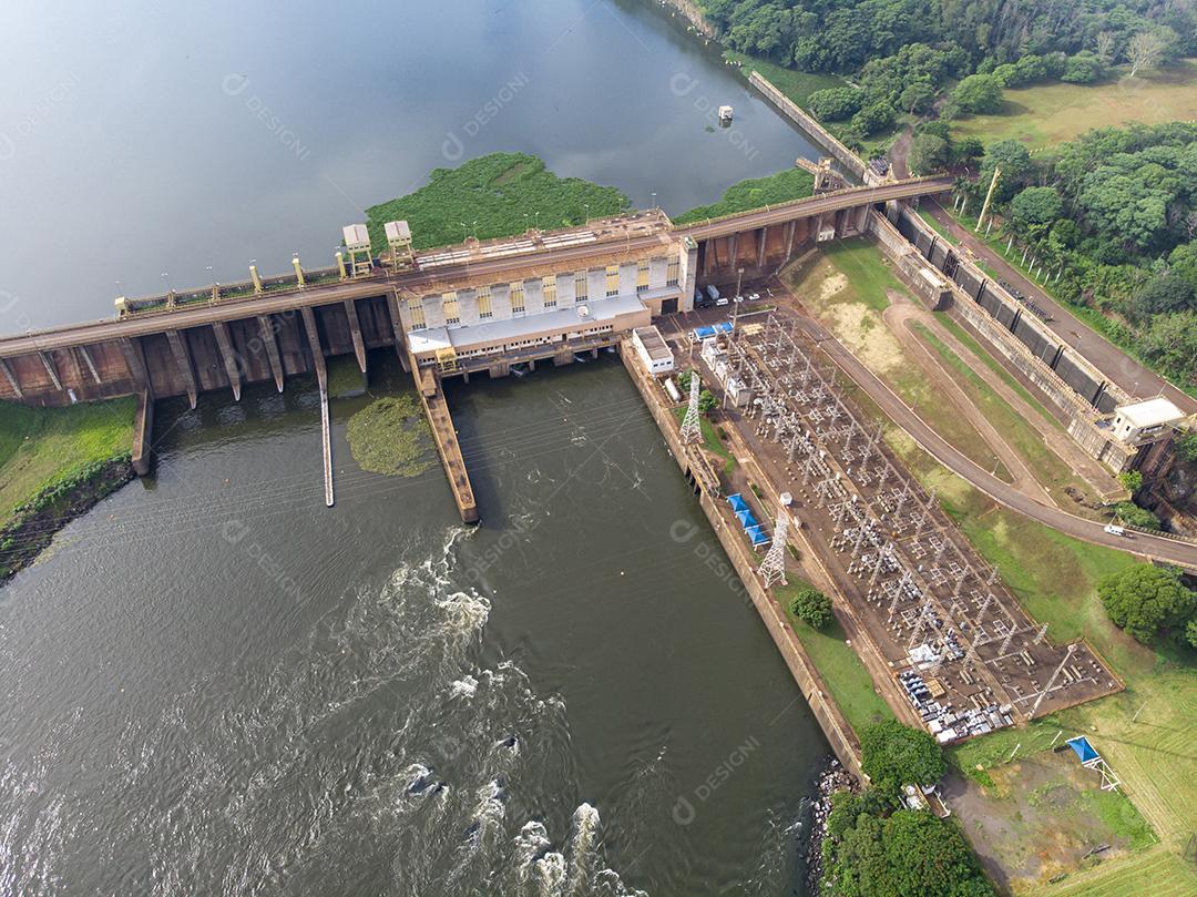 Vista aérea da barragem no reservatório com água corrente, usina hidrelétrica Imagem JPG