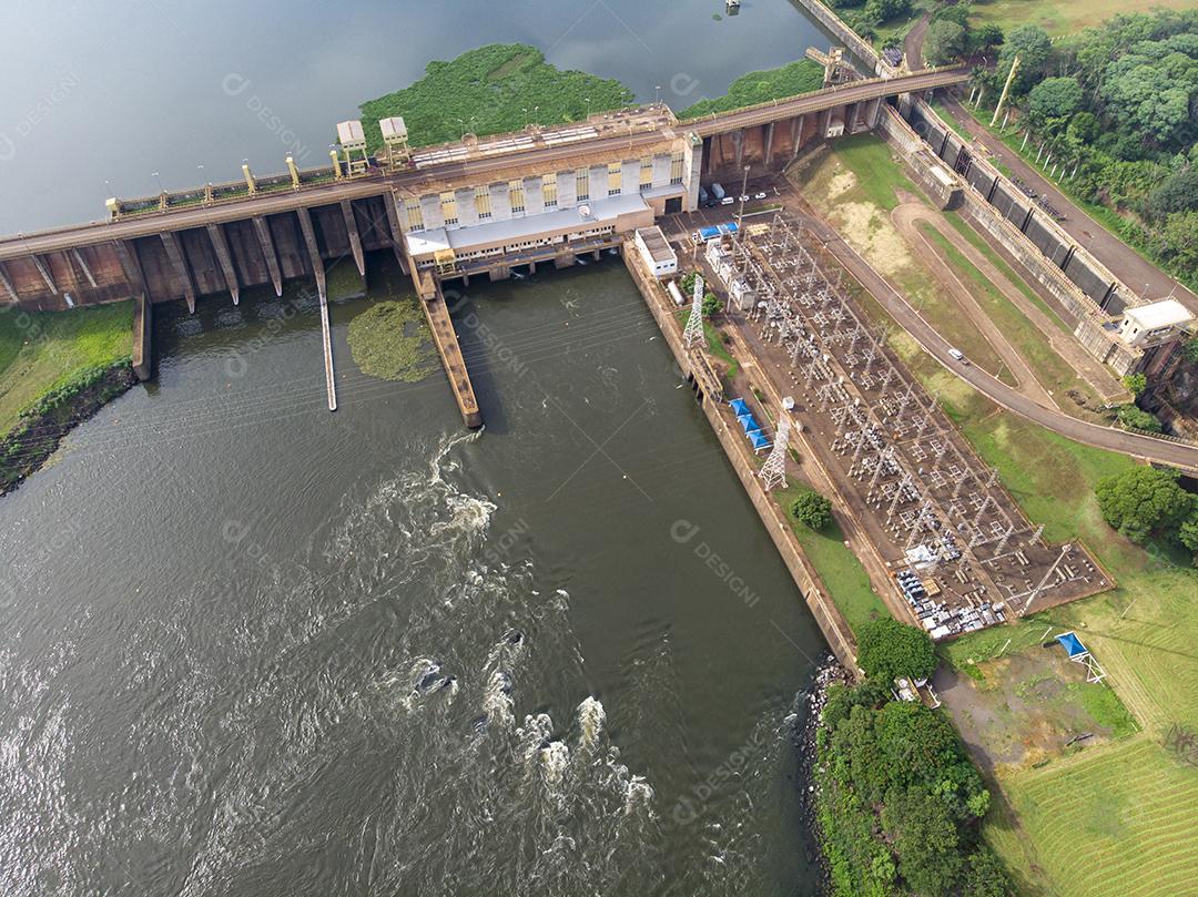 Vista aérea da barragem no reservatório com água corrente, usina hidrelétrica Imagem JPG