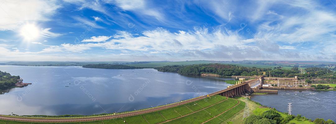 Vista aérea da barragem no reservatório com água corrente, central hidroelétrica Imagem JPG