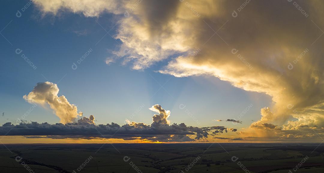 Paisagem ceu nublado por do sol montanhas Imagem JPG