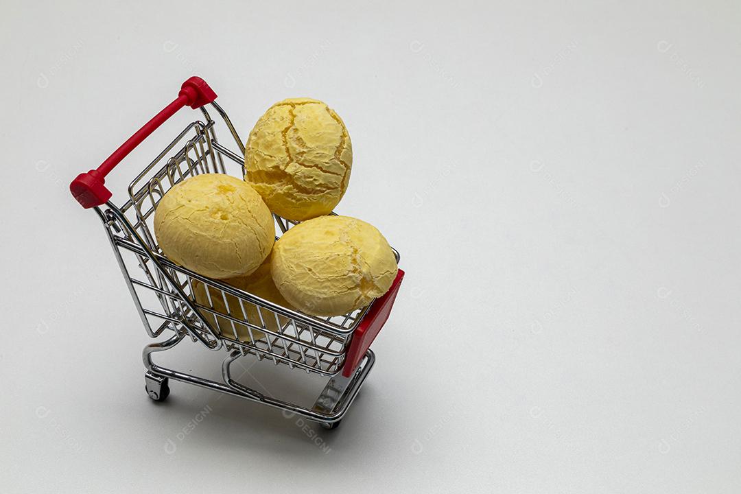 Comida pao de queijo dentro de um carrinho se supermecado Imagem JPG