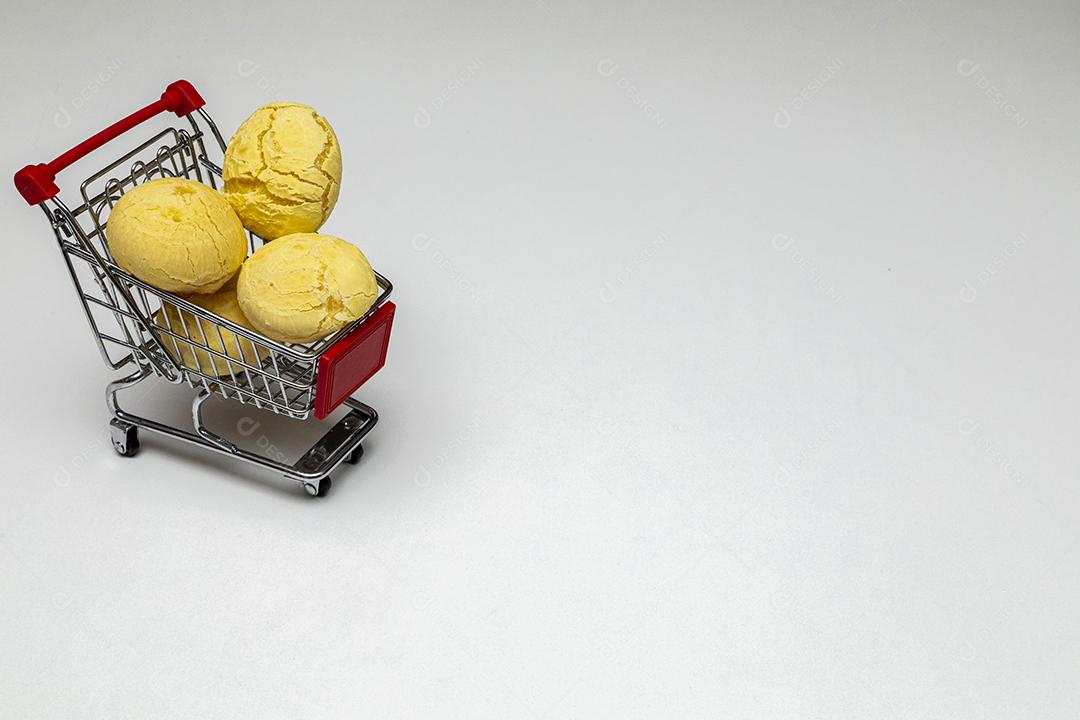 Comida pao de queijo dentro de um carrinho se supermecado Imagem JPG