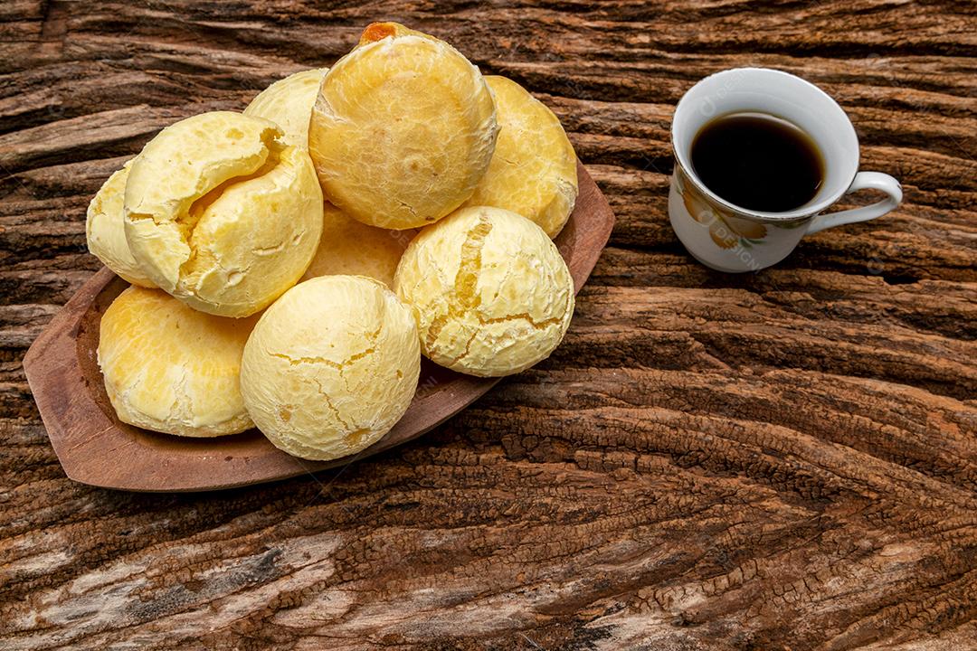 Pao de queijo comida sobre uma mesa de madeira Imagem JPG