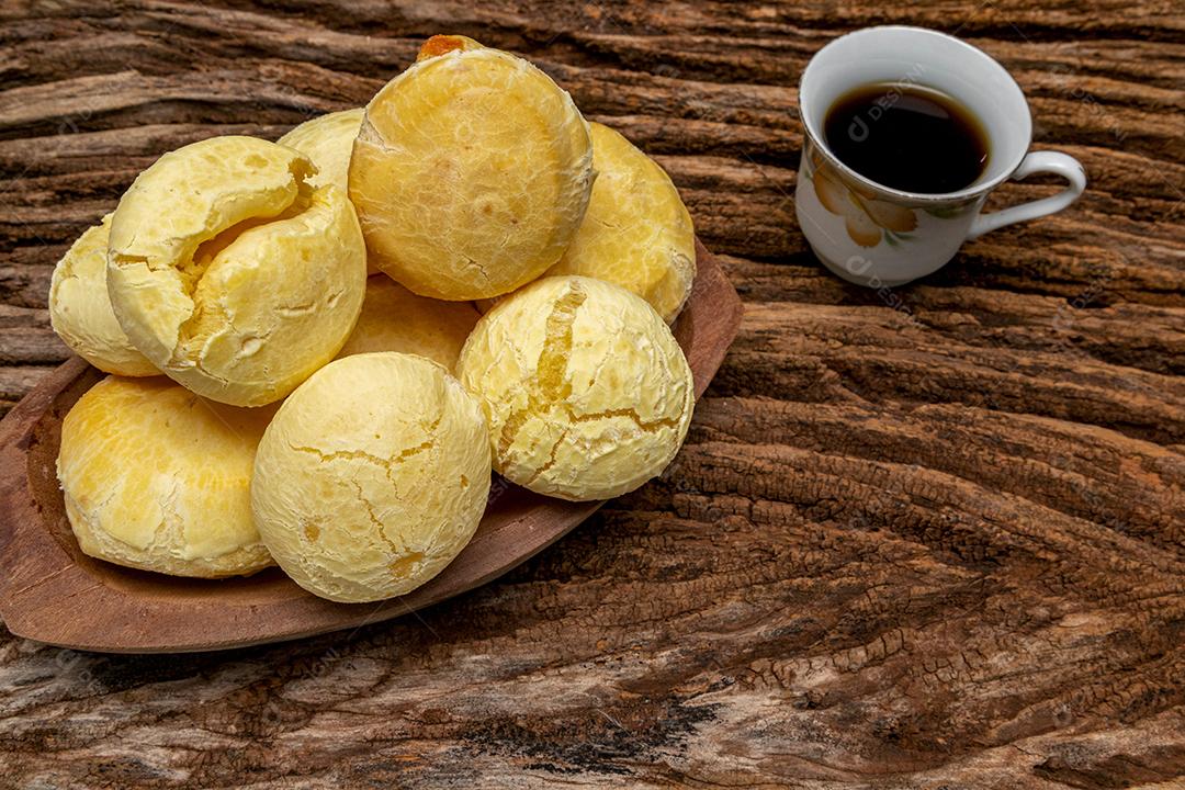 Pao de queijo comida sobre uma mesa de madeira Imagem JPG