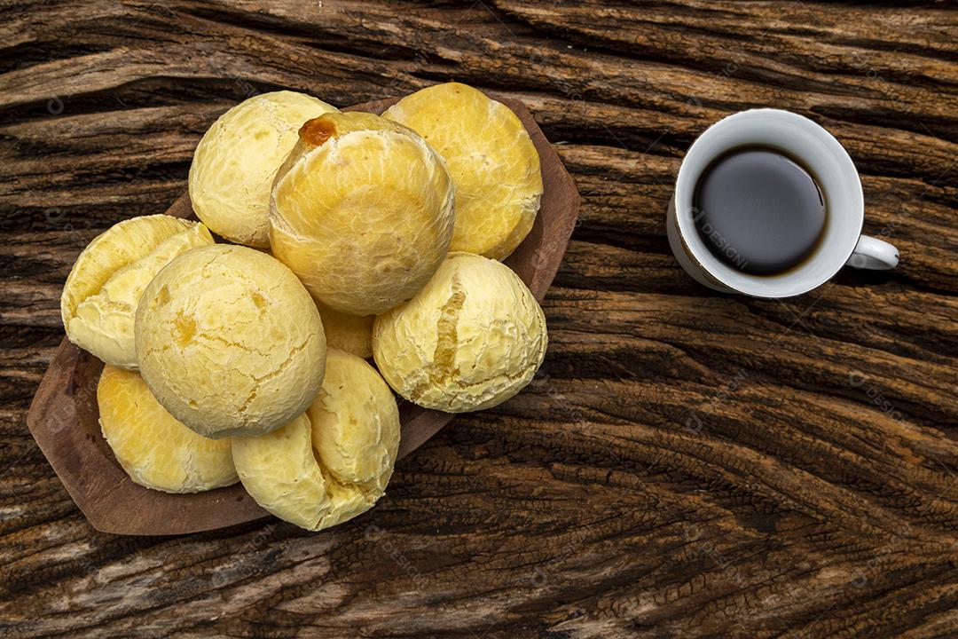 Pao de queijo comida sobre uma mesa de madeira Imagem JPG