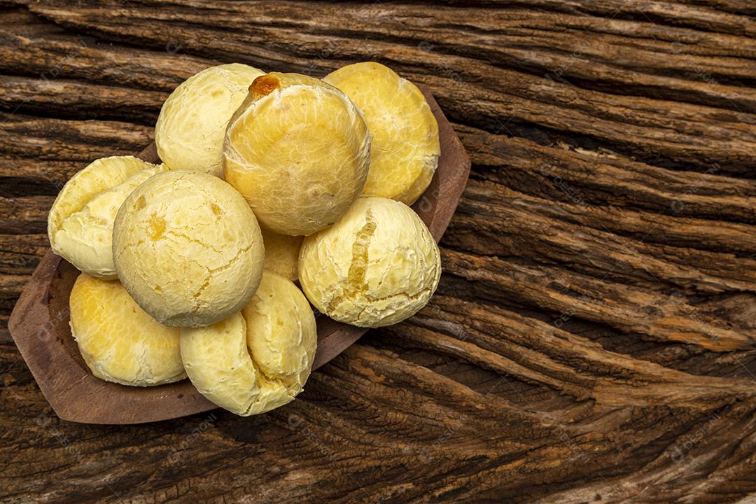 Pao de queijo comida sobre uma mesa de madeira Imagem JPG