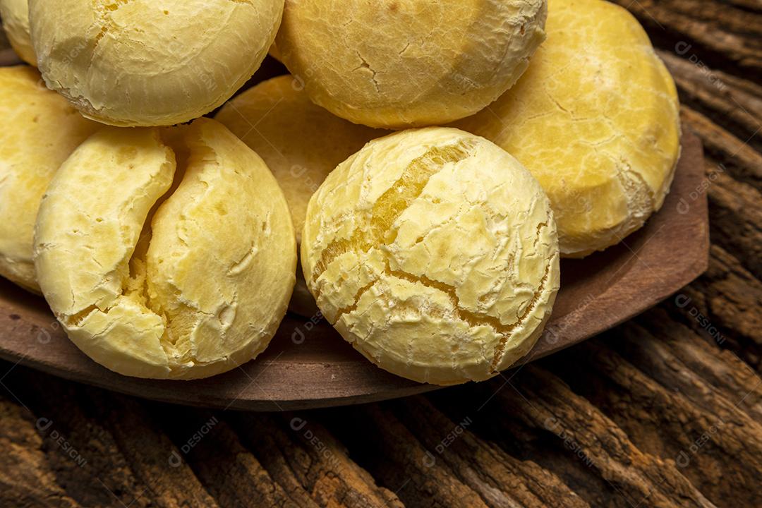 Pao de queijo sbre uma mesa de madeira Imagem JPG