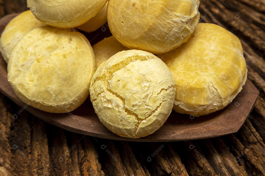 Pao de queijo sbre uma mesa de madeira Imagem JPG