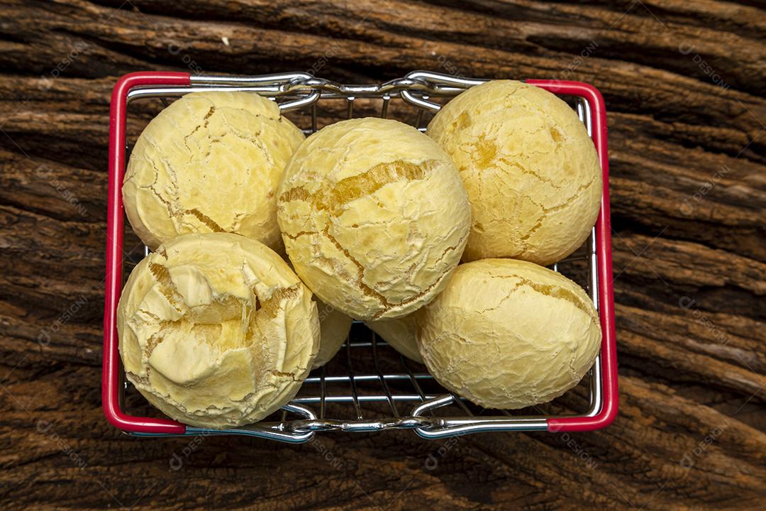 Pao de queijo sbre uma mesa de madeira Imagem JPG