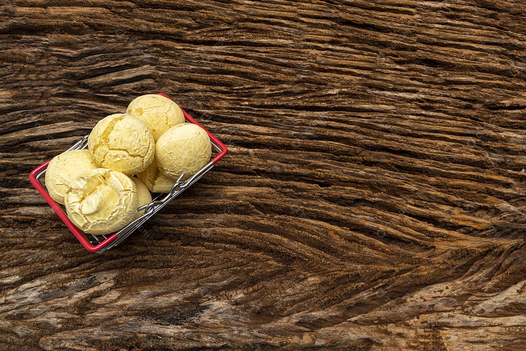 Pao de queijo comida sobre uma mesa de madeira Imagem JPG