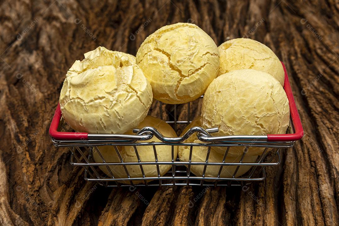 Pao de queijo sbre uma mesa de madeira Imagem JPG